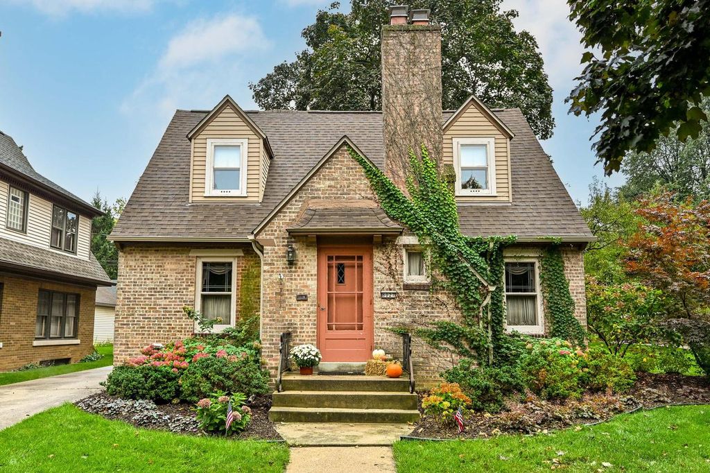 8027 W Woodland AVENUE, Wauwatosa, WI 53213