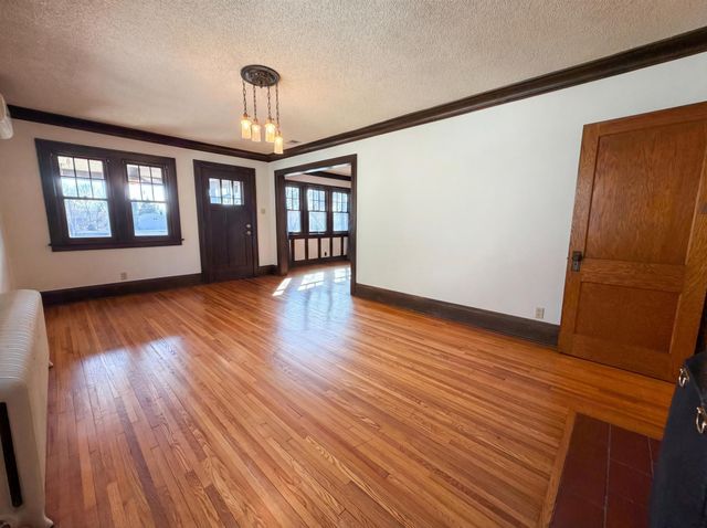 1495 Saint Clair Avenue, North Saint Paul, MN 55105