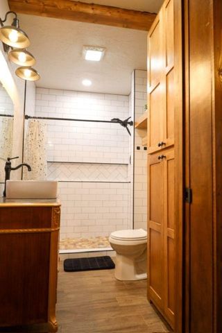 133 Upper East Lake Dr, Medicine Park, OK 73557