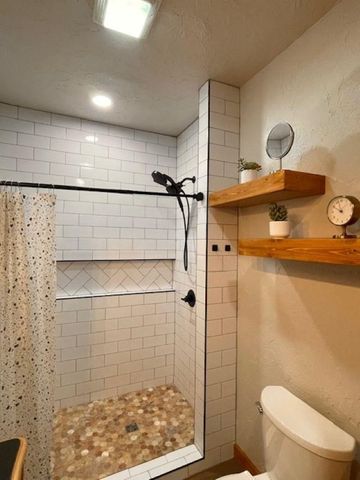 133 Upper East Lake Dr, Medicine Park, OK 73557