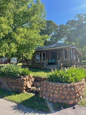 133 Upper East Lake Dr, Medicine Park, OK 73557