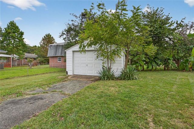 47 Edgemoor DR, Newport News, VA 23603