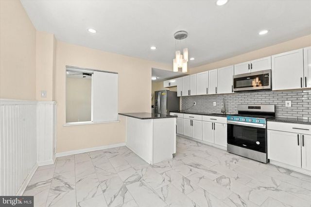 6 RHODES AVE, Collingdale, PA 19023