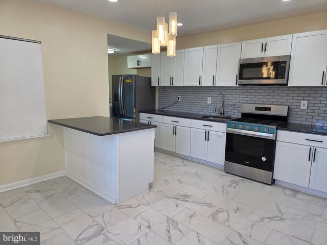 6 RHODES AVE, Collingdale, PA 19023