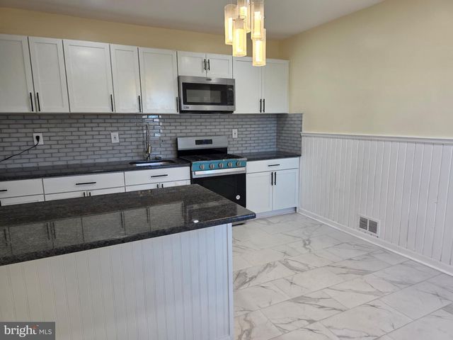 6 RHODES AVE, Collingdale, PA 19023