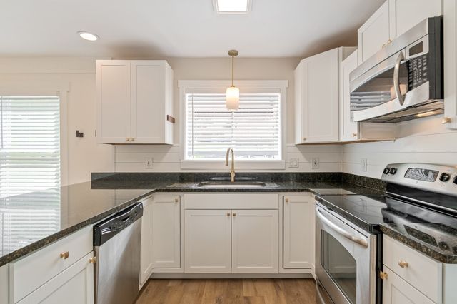 421 Hill Rd, Nashville, TN 37220