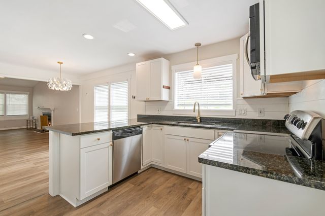 421 Hill Rd, Nashville, TN 37220