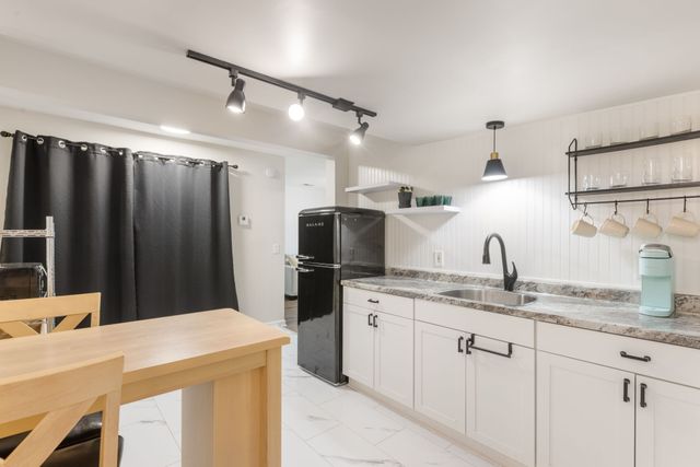 421 Hill Rd, Nashville, TN 37220