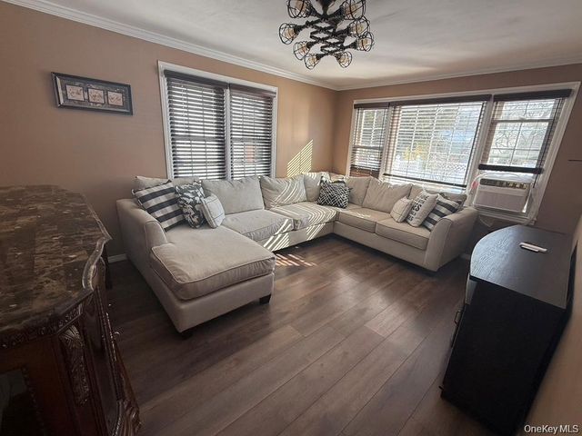 201 Stuyvesant Avenue, Merrick, NY 11566