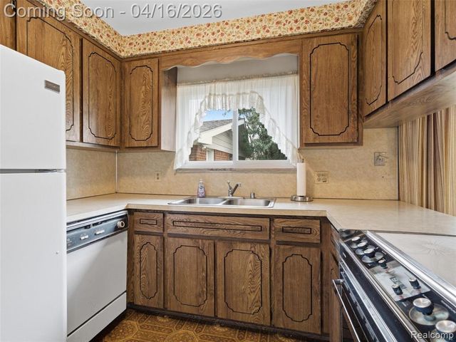 192 Booth Road, Troy, MI 48085