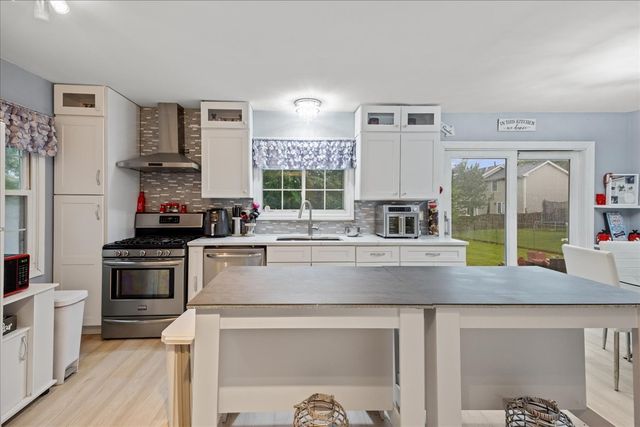 75 Rodenburg Road, Roselle, IL 60172