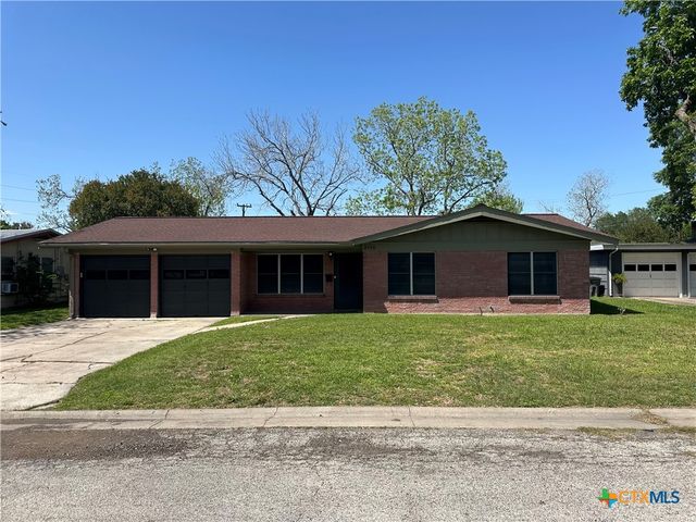 2106 E Mistletoe Avenue, Victoria, TX 77901