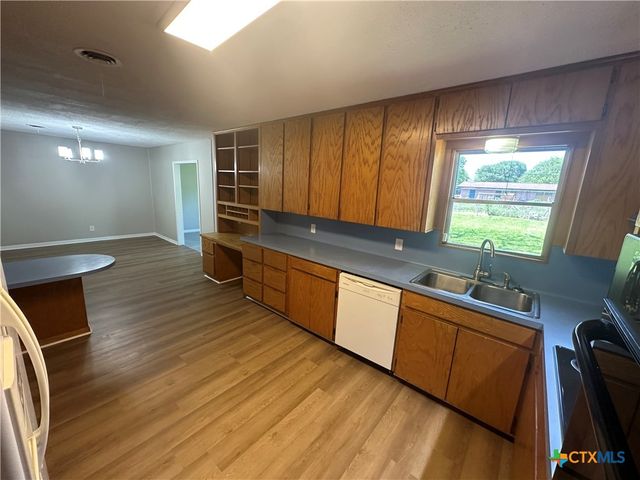 2106 E Mistletoe Avenue, Victoria, TX 77901