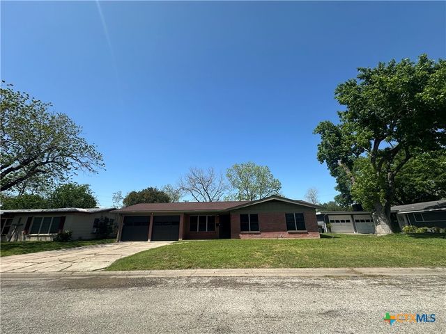 2106 E Mistletoe Avenue, Victoria, TX 77901