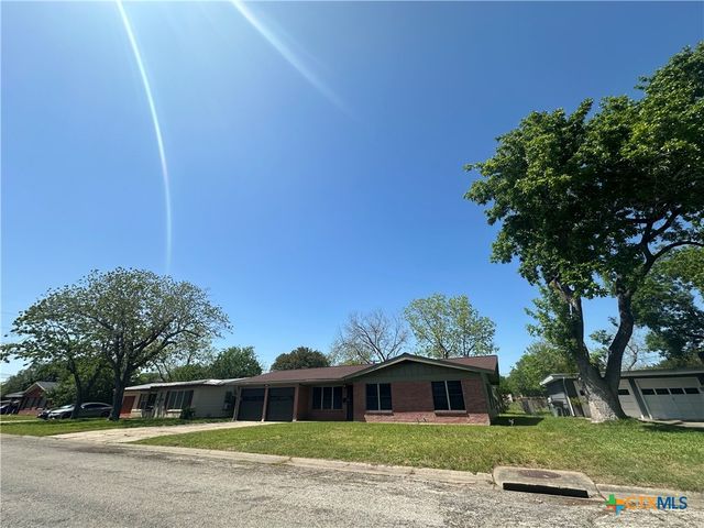 2106 E Mistletoe Avenue, Victoria, TX 77901