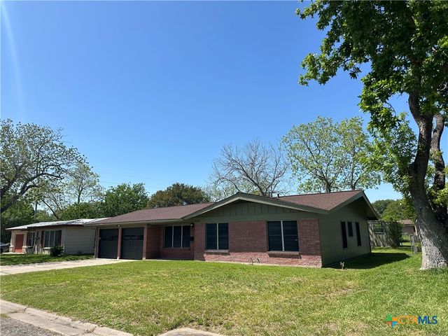 2106 E Mistletoe Avenue, Victoria, TX 77901