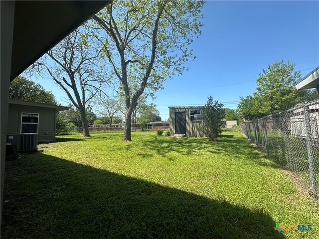 2106 E Mistletoe Avenue, Victoria, TX 77901