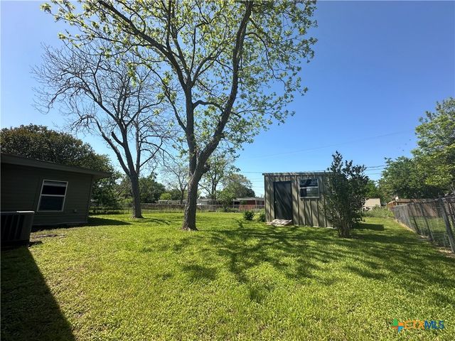 2106 E Mistletoe Avenue, Victoria, TX 77901