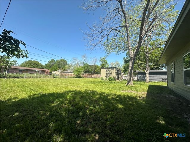 2106 E Mistletoe Avenue, Victoria, TX 77901