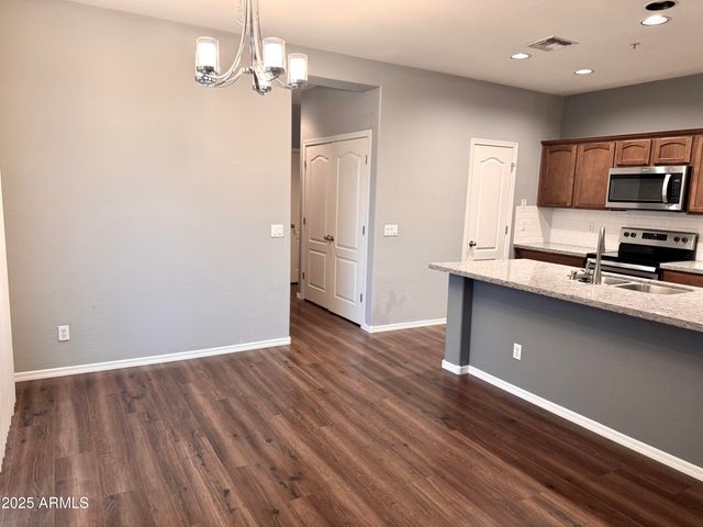 8130 W GROOM CREEK Road, Phoenix, AZ 85043