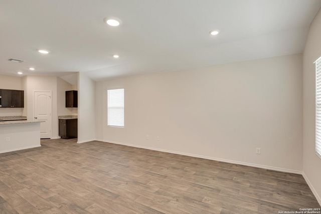 728 ARMADILLO DR, Seguin, TX 78155