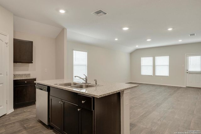 728 ARMADILLO DR, Seguin, TX 78155