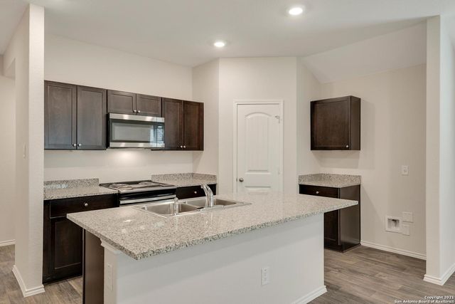 728 ARMADILLO DR, Seguin, TX 78155