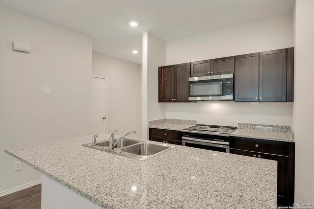 728 ARMADILLO DR, Seguin, TX 78155