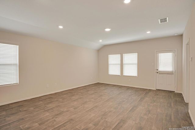 728 ARMADILLO DR, Seguin, TX 78155