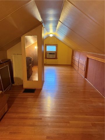 416 Country Club Dr, Ellwood City, PA 16117