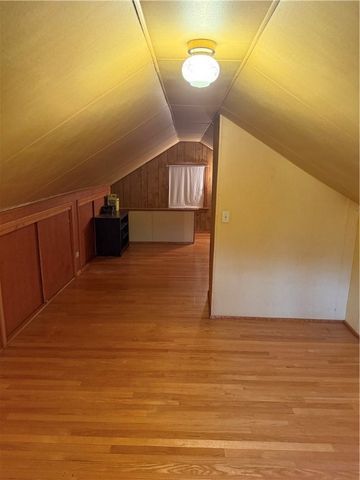 416 Country Club Dr, Ellwood City, PA 16117