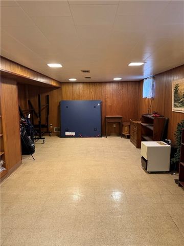 416 Country Club Dr, Ellwood City, PA 16117