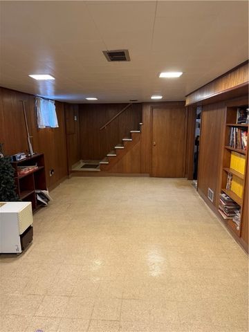 416 Country Club Dr, Ellwood City, PA 16117