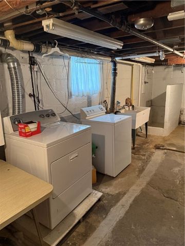 416 Country Club Dr, Ellwood City, PA 16117