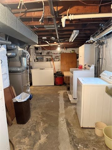 416 Country Club Dr, Ellwood City, PA 16117