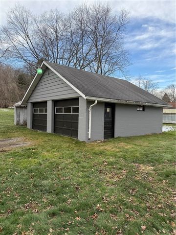 416 Country Club Dr, Ellwood City, PA 16117