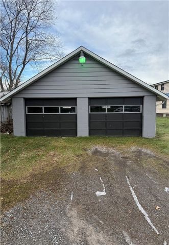 416 Country Club Dr, Ellwood City, PA 16117