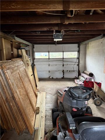 416 Country Club Dr, Ellwood City, PA 16117