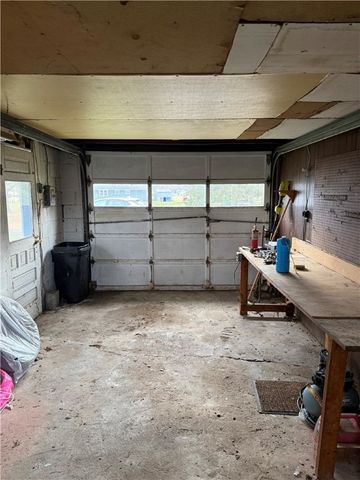 416 Country Club Dr, Ellwood City, PA 16117