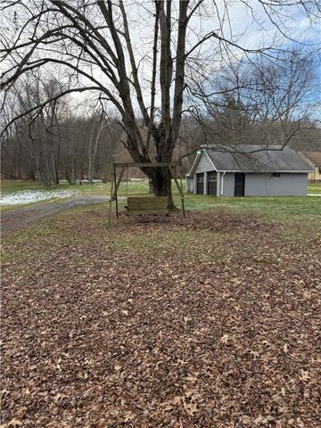 416 Country Club Dr, Ellwood City, PA 16117