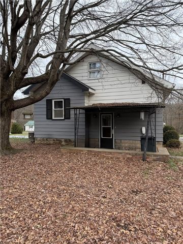 416 Country Club Dr, Ellwood City, PA 16117