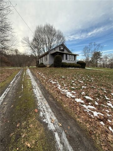 416 Country Club Dr, Ellwood City, PA 16117