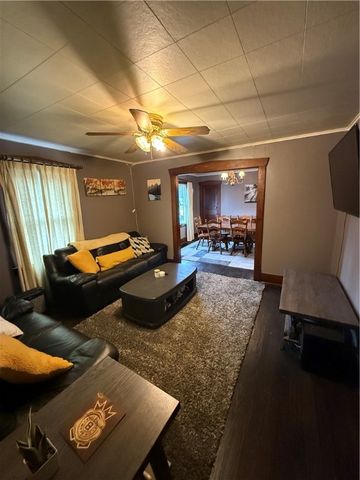 416 Country Club Dr, Ellwood City, PA 16117