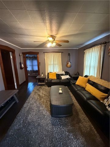 416 Country Club Dr, Ellwood City, PA 16117