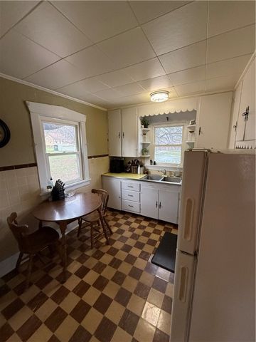 416 Country Club Dr, Ellwood City, PA 16117