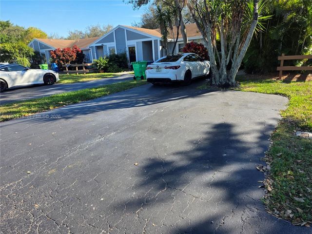 8044 NW 41st Ct, Sunrise, FL 33351