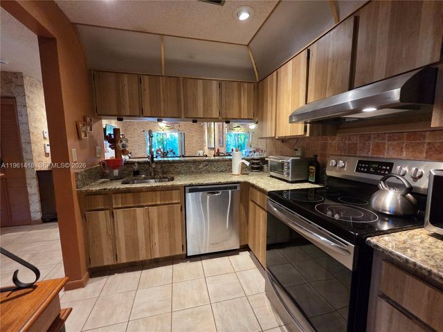 8044 NW 41st Ct, Sunrise, FL 33351