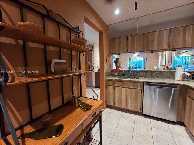 8044 NW 41st Ct, Sunrise, FL 33351