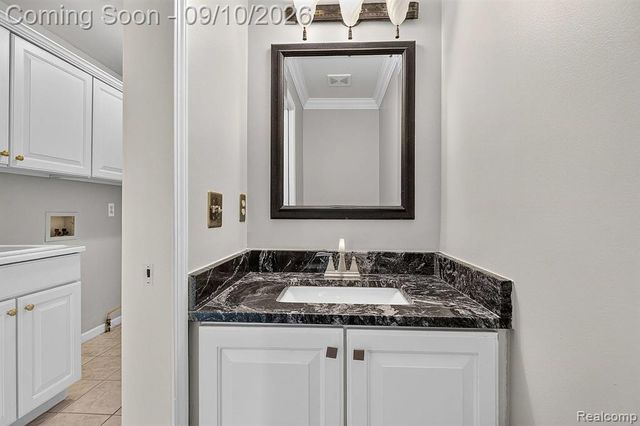 48802 Crescent Drive, Macomb, MI 48044