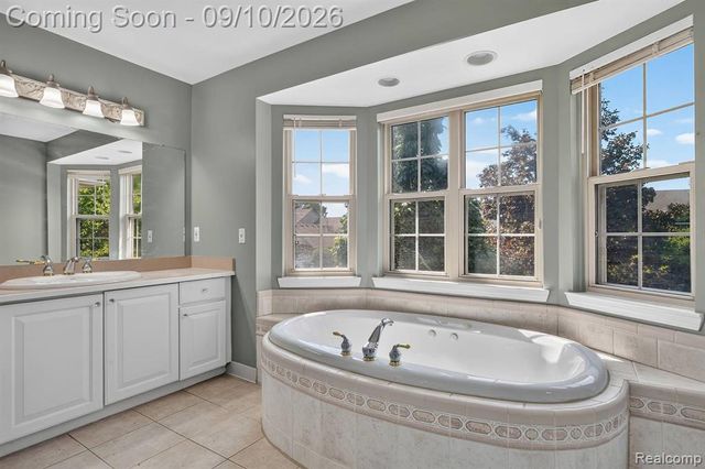 48802 Crescent Drive, Macomb, MI 48044